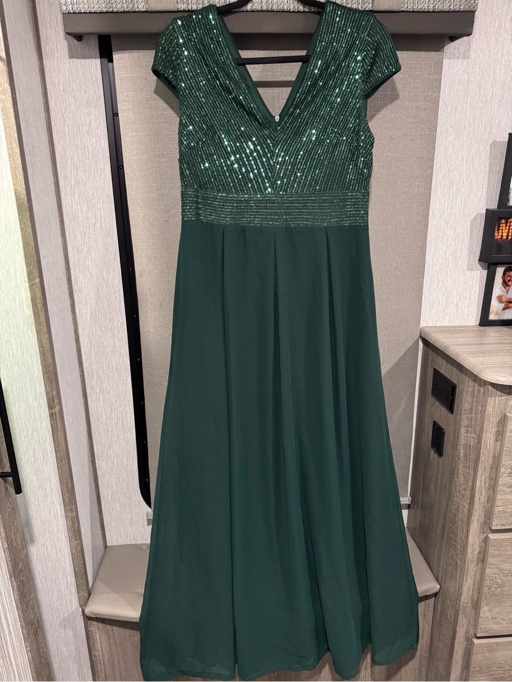 Elegant Deep Green Cap-Sleeve Evening Dress - Picture 2 of 3